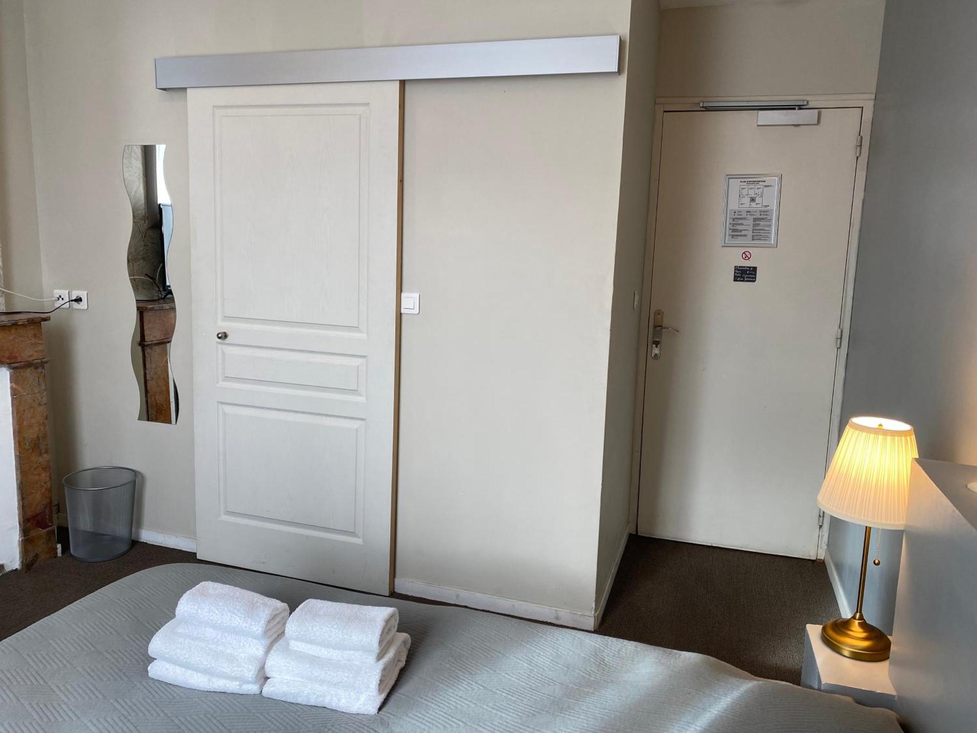 Hotel Saint Yves Nantes Bagian luar foto